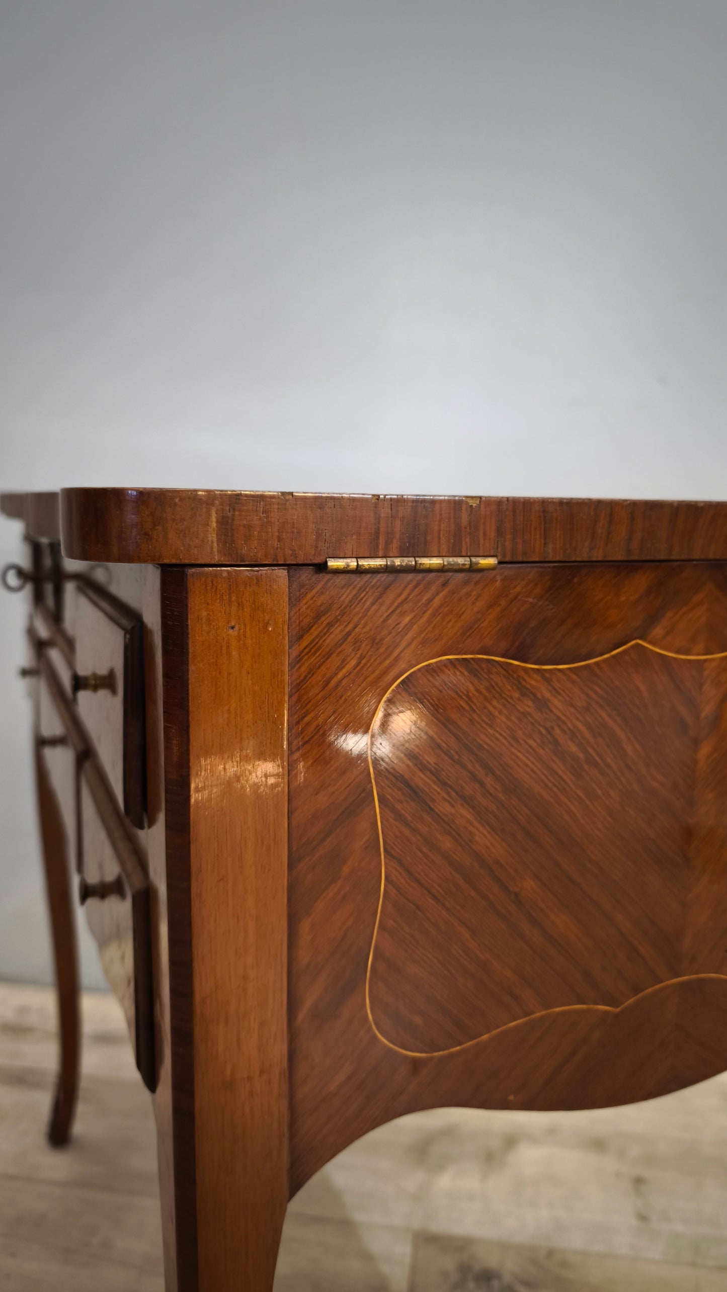 36 Toletta intarsiata in legno con inserti decorativi in metallo