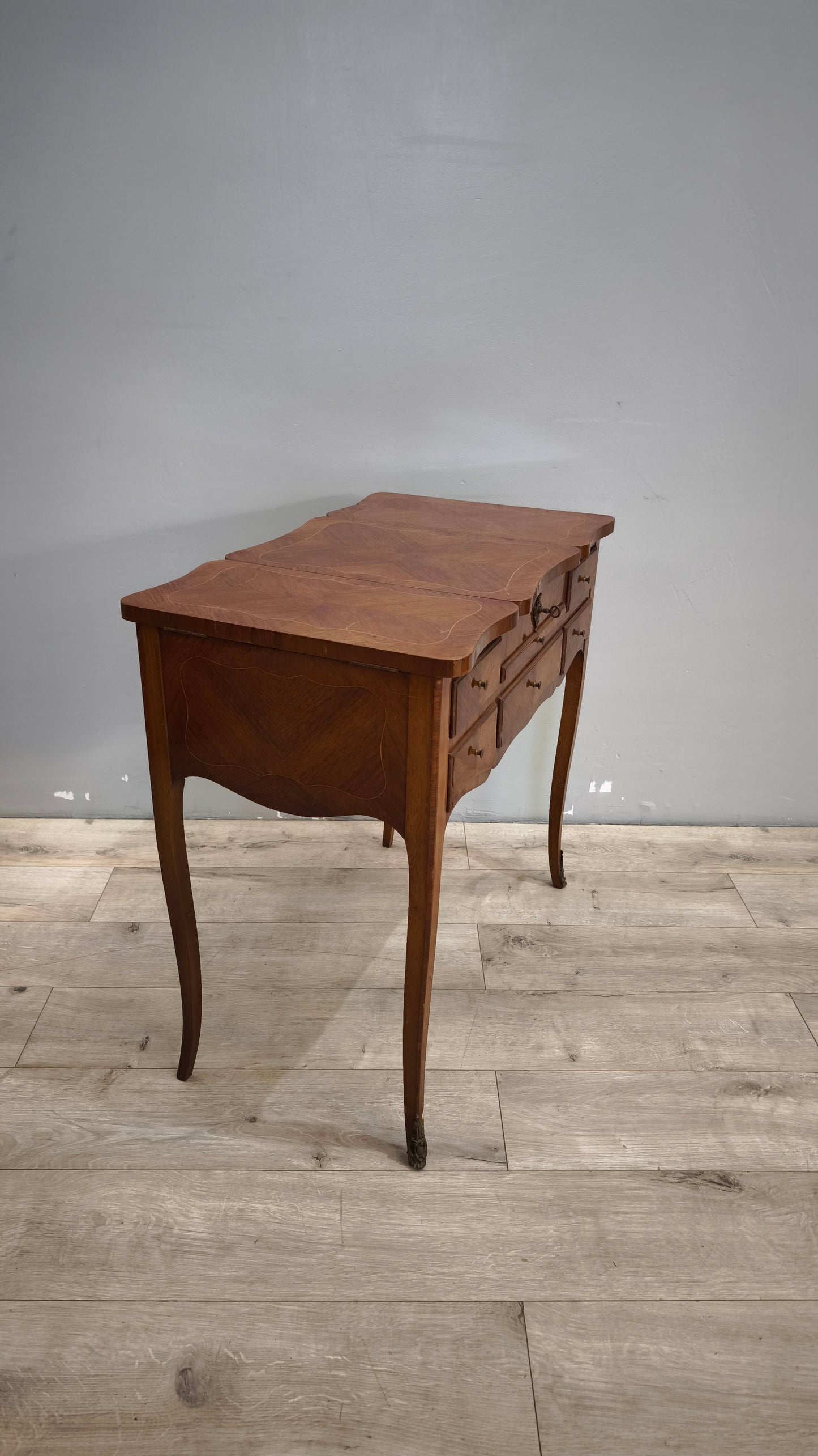36 Toletta intarsiata in legno con inserti decorativi in metallo