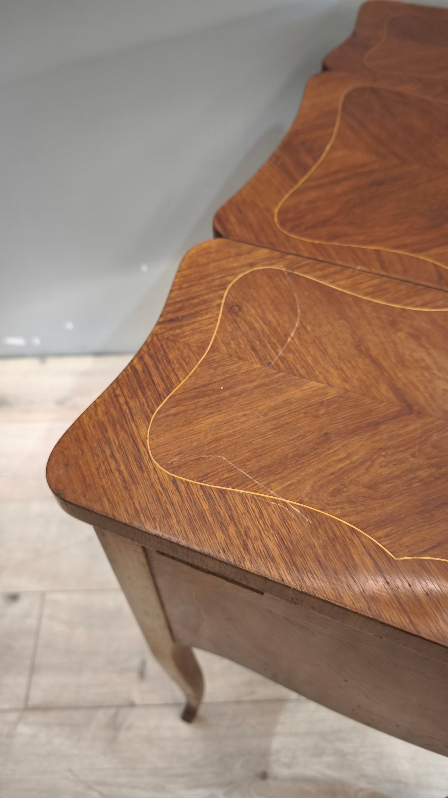 36 Toletta intarsiata in legno con inserti decorativi in metallo