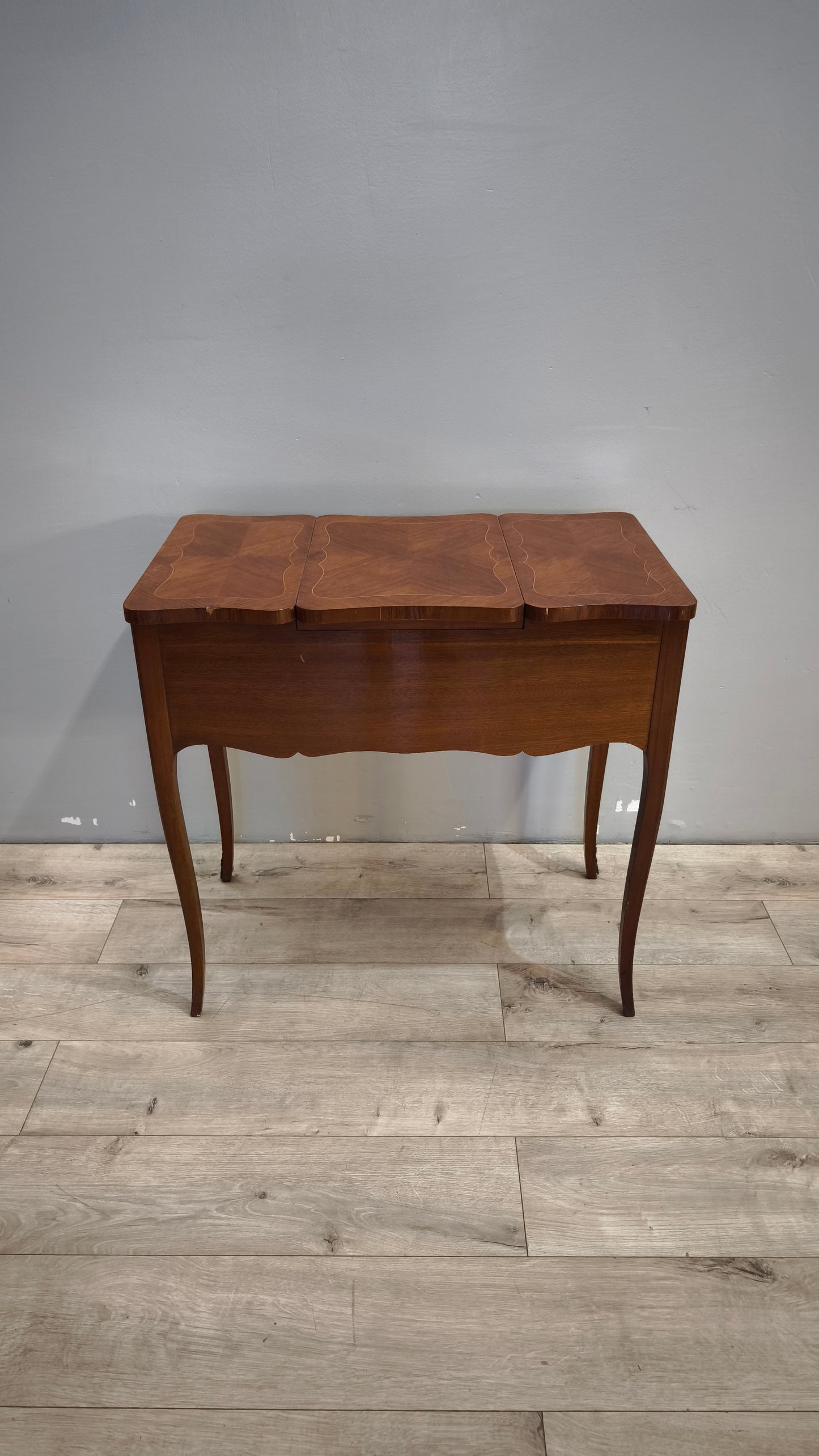 36 Toletta intarsiata in legno con inserti decorativi in metallo