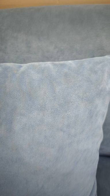 90183 Divano due posti in tessuto celeste