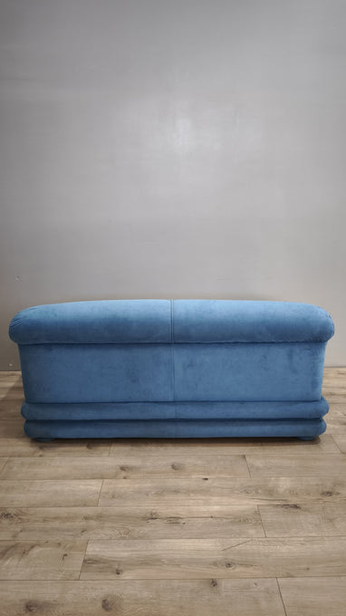 90183 Divano due posti in tessuto celeste