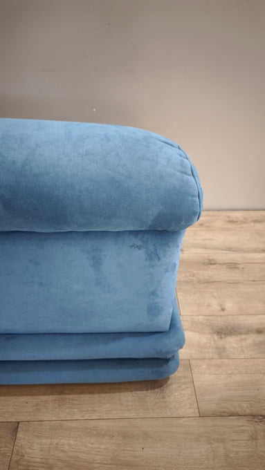 90183 Divano due posti in tessuto celeste