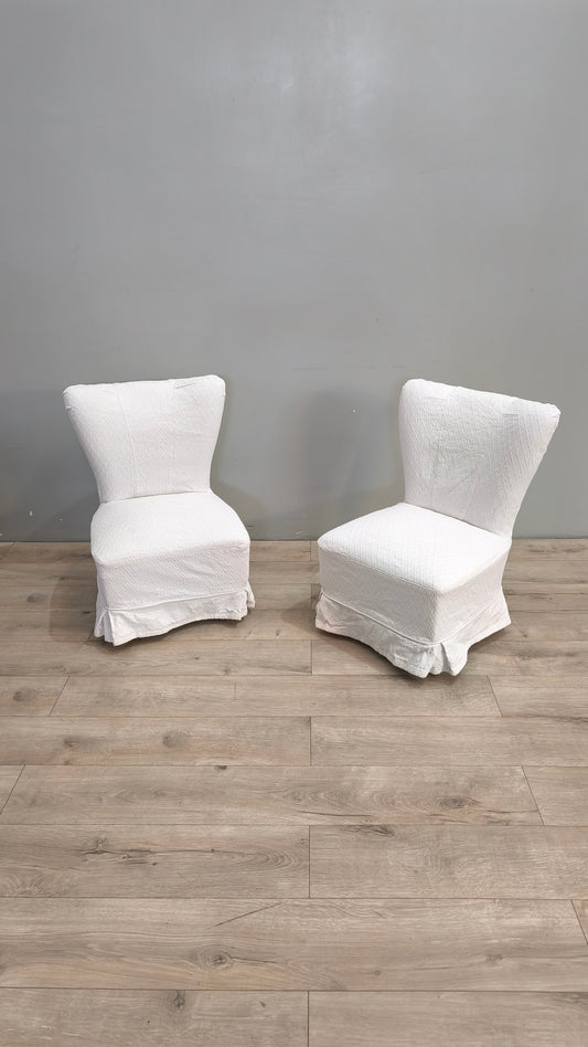 58 Poltroncina da camera rivestita in tessuto bianco