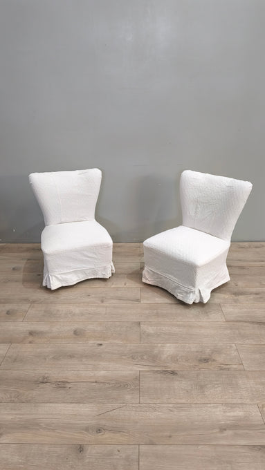 58 Poltroncina da camera rivestita in tessuto bianco