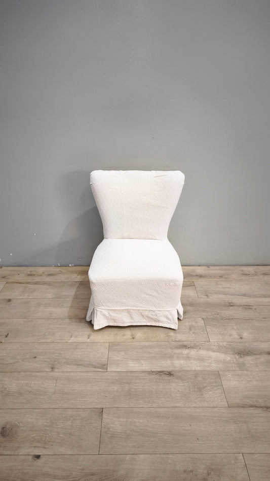 58 Poltroncina da camera rivestita in tessuto bianco