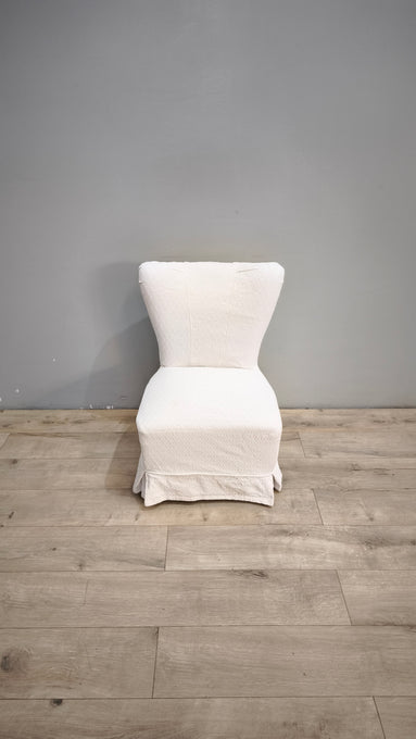 58 Poltroncina da camera rivestita in tessuto bianco