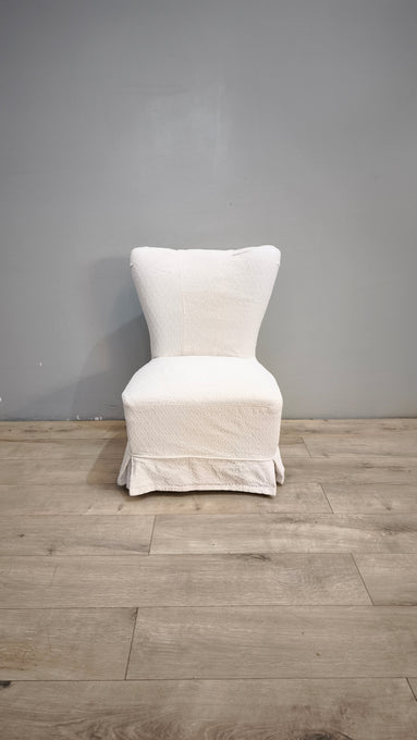 58 Poltroncina da camera rivestita in tessuto bianco