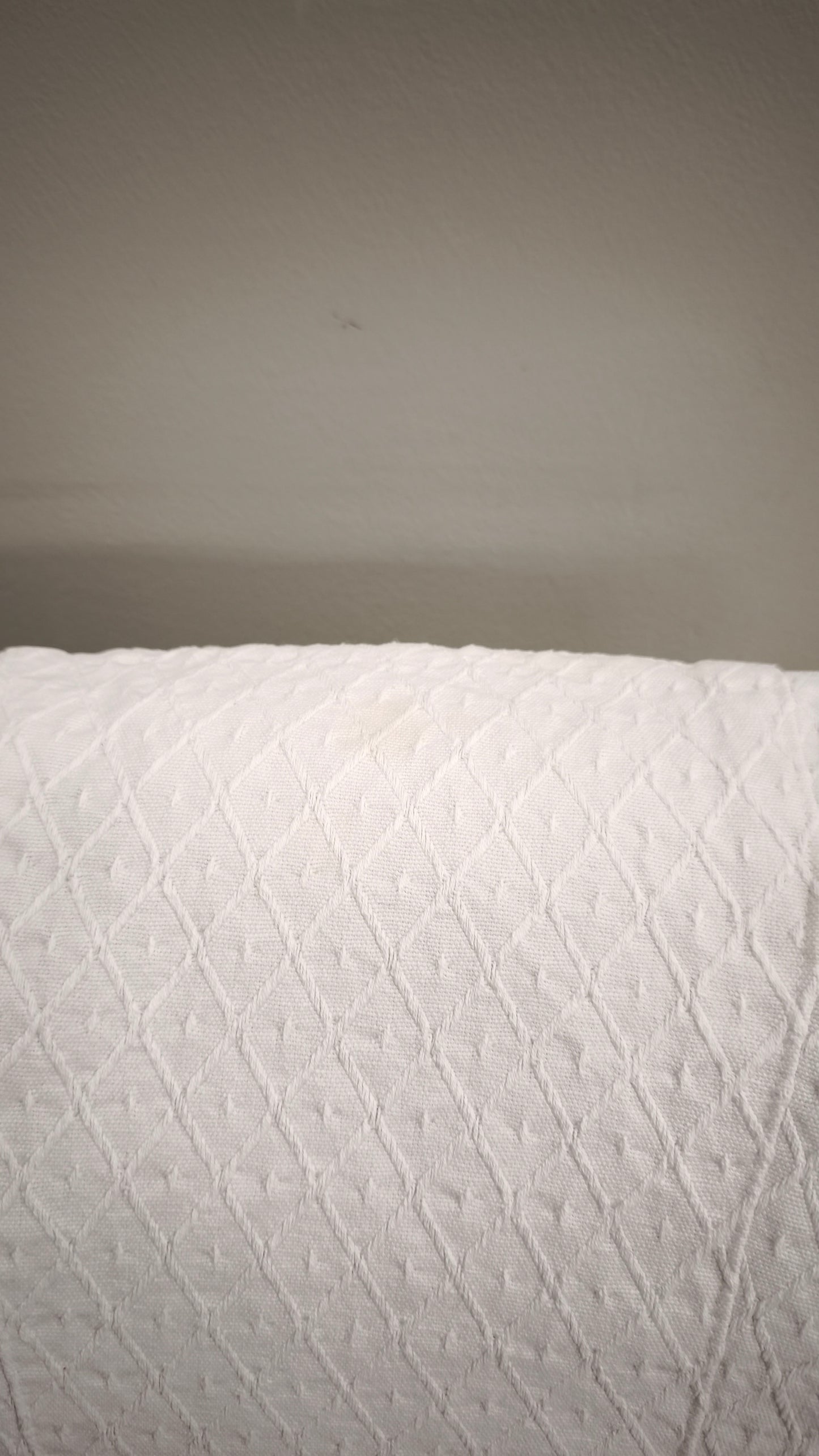 58 Poltroncina da camera rivestita in tessuto bianco