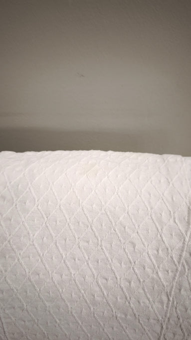 58 Poltroncina da camera rivestita in tessuto bianco