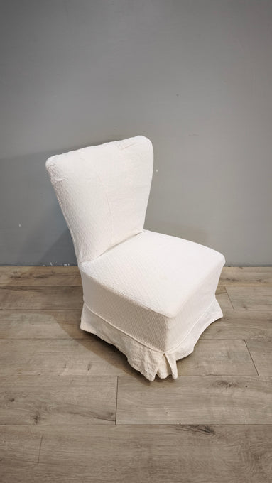 58 Poltroncina da camera rivestita in tessuto bianco