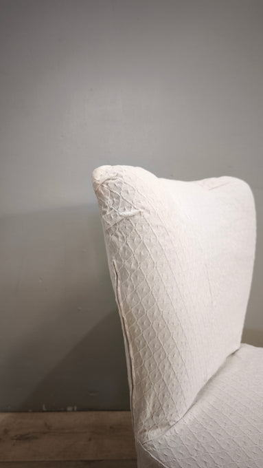 58 Poltroncina da camera rivestita in tessuto bianco