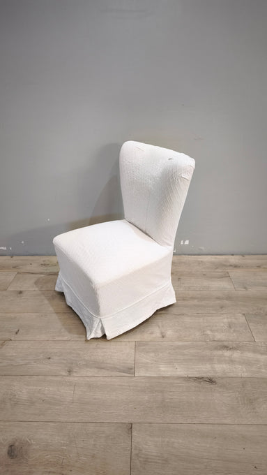 58 Poltroncina da camera rivestita in tessuto bianco