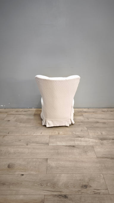 58 Poltroncina da camera rivestita in tessuto bianco