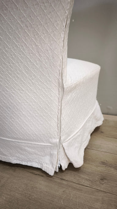 58 Poltroncina da camera rivestita in tessuto bianco