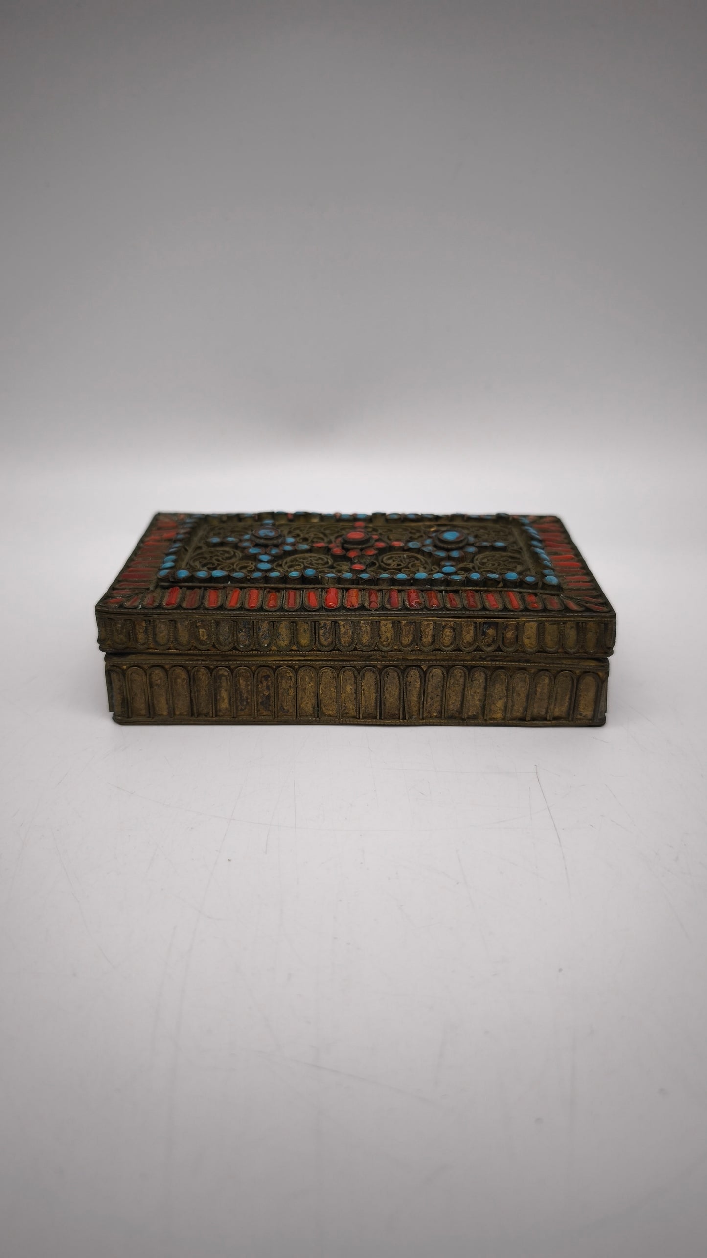 90083 Scatola Tibetana-Nepalese anni '50 con decorazioni a pasta vitrea