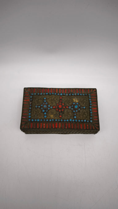 90083 Scatola Tibetana-Nepalese anni '50 con decorazioni a pasta vitrea