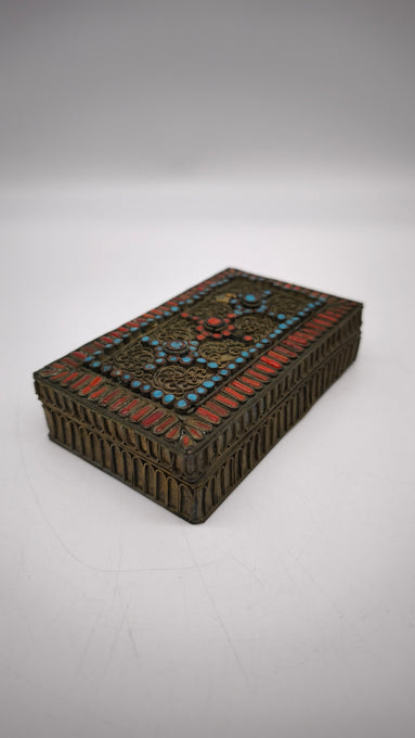 90083 Scatola Tibetana-Nepalese anni '50 con decorazioni a pasta vitrea