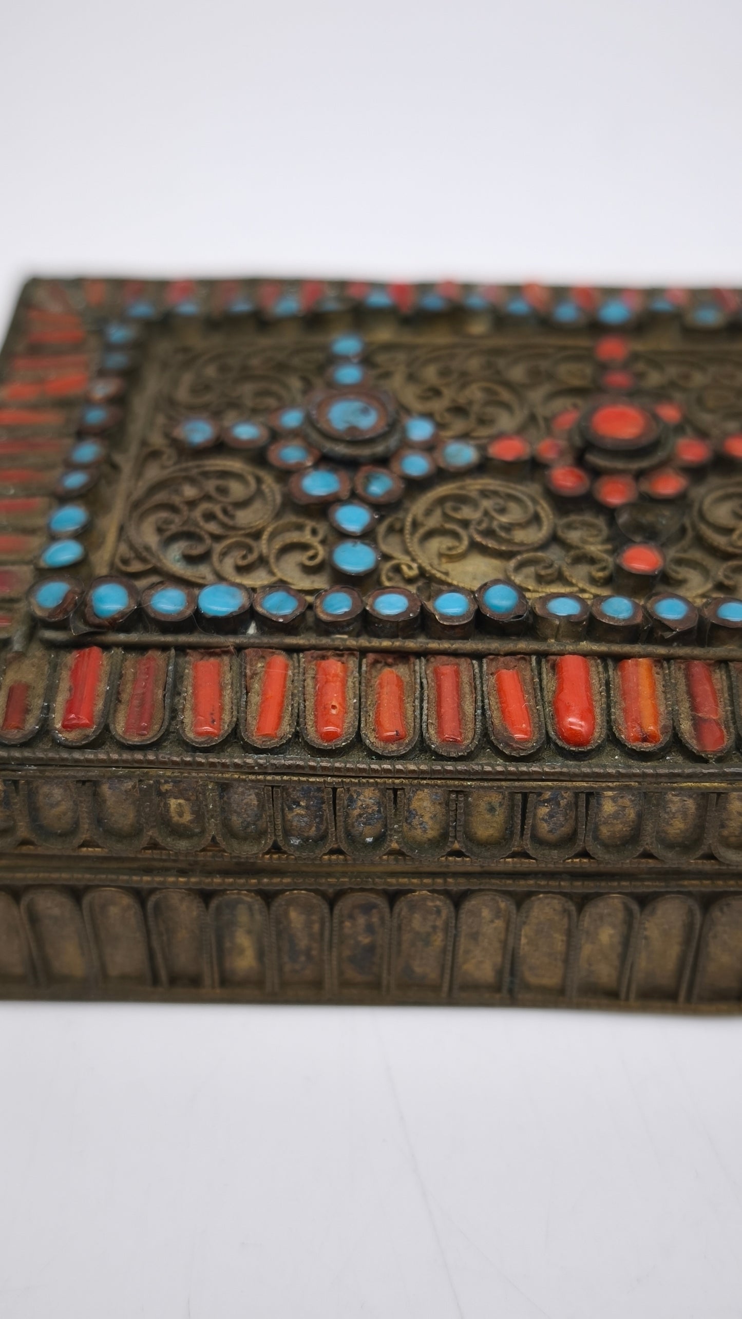 90083 Scatola Tibetana-Nepalese anni '50 con decorazioni a pasta vitrea