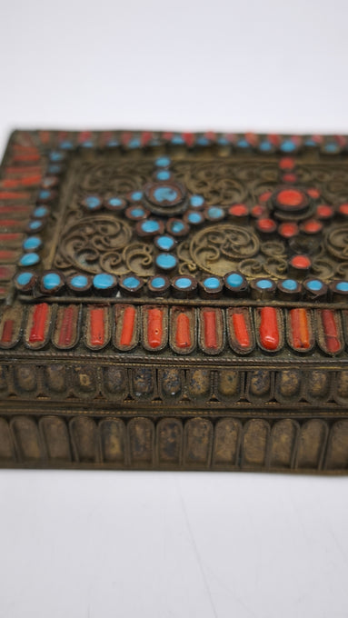 90083 Scatola Tibetana-Nepalese anni '50 con decorazioni a pasta vitrea