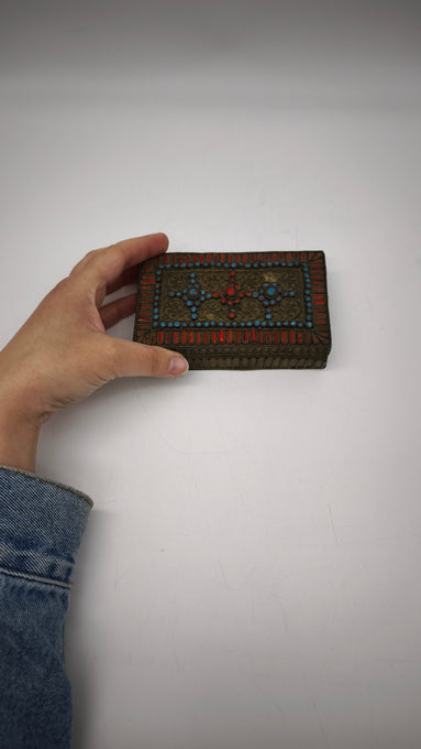 90083 Scatola Tibetana-Nepalese anni '50 con decorazioni a pasta vitrea