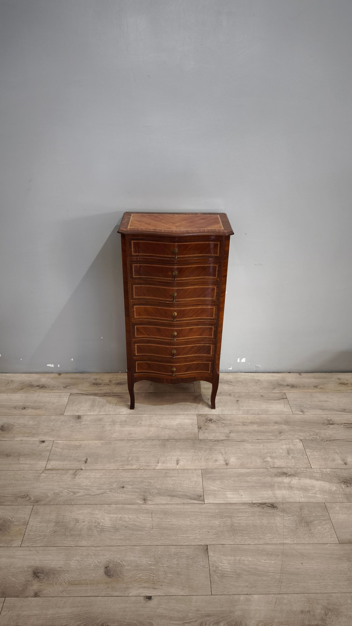 90305 Piccolo settimino in legno intarsiato