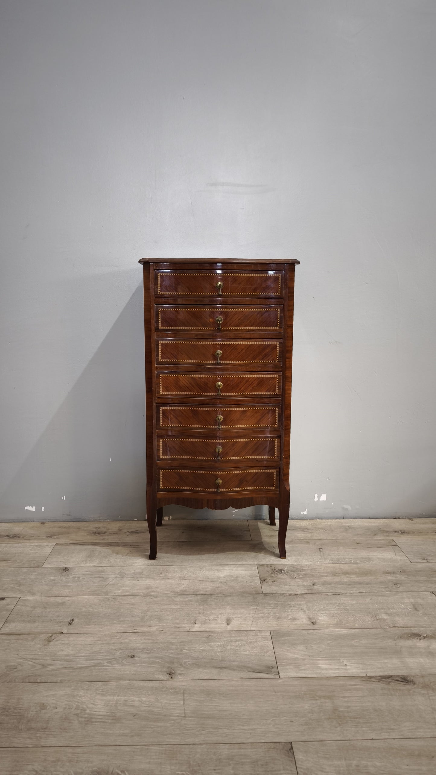 90305 Piccolo settimino in legno intarsiato