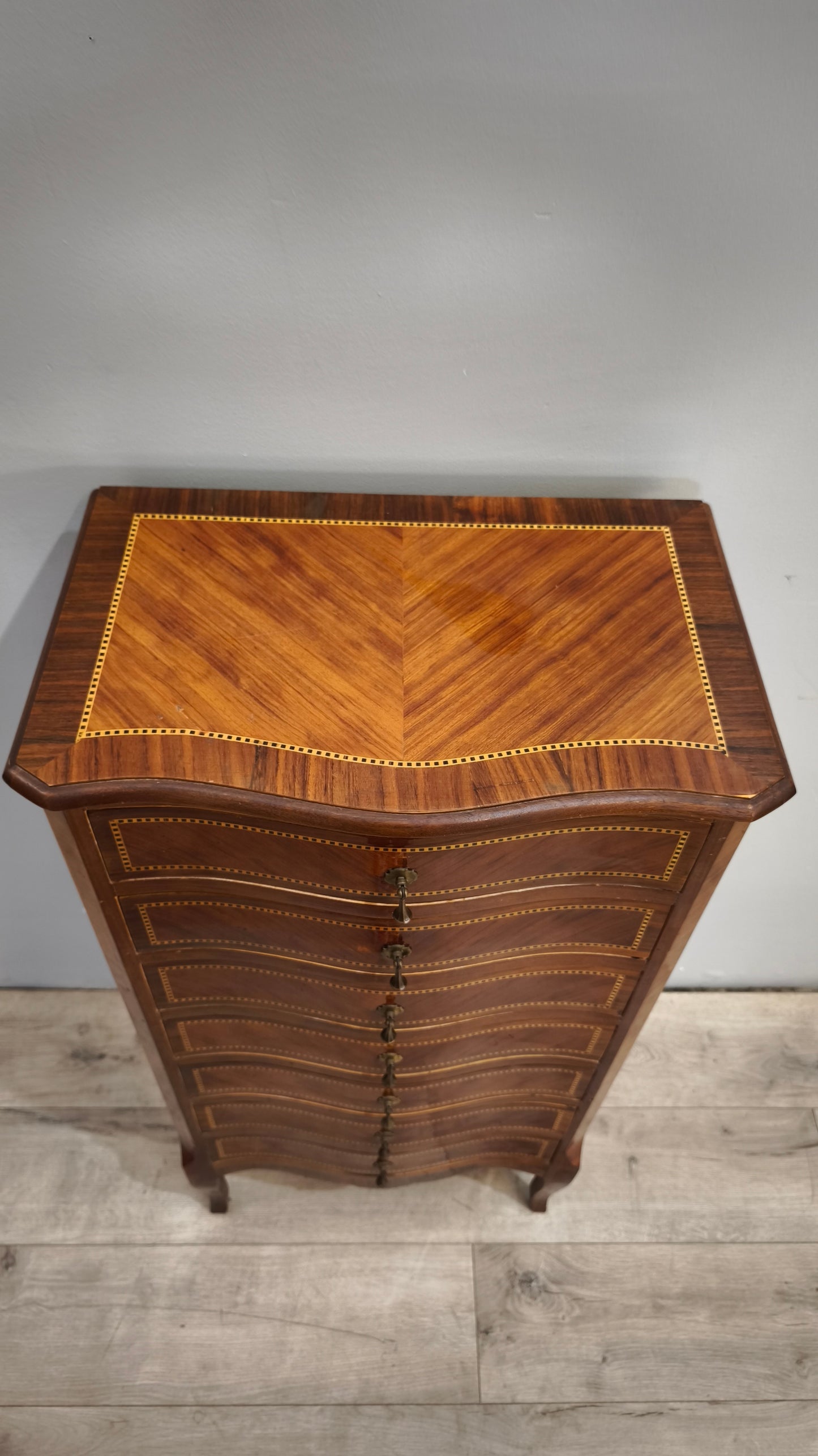 90305 Piccolo settimino in legno intarsiato