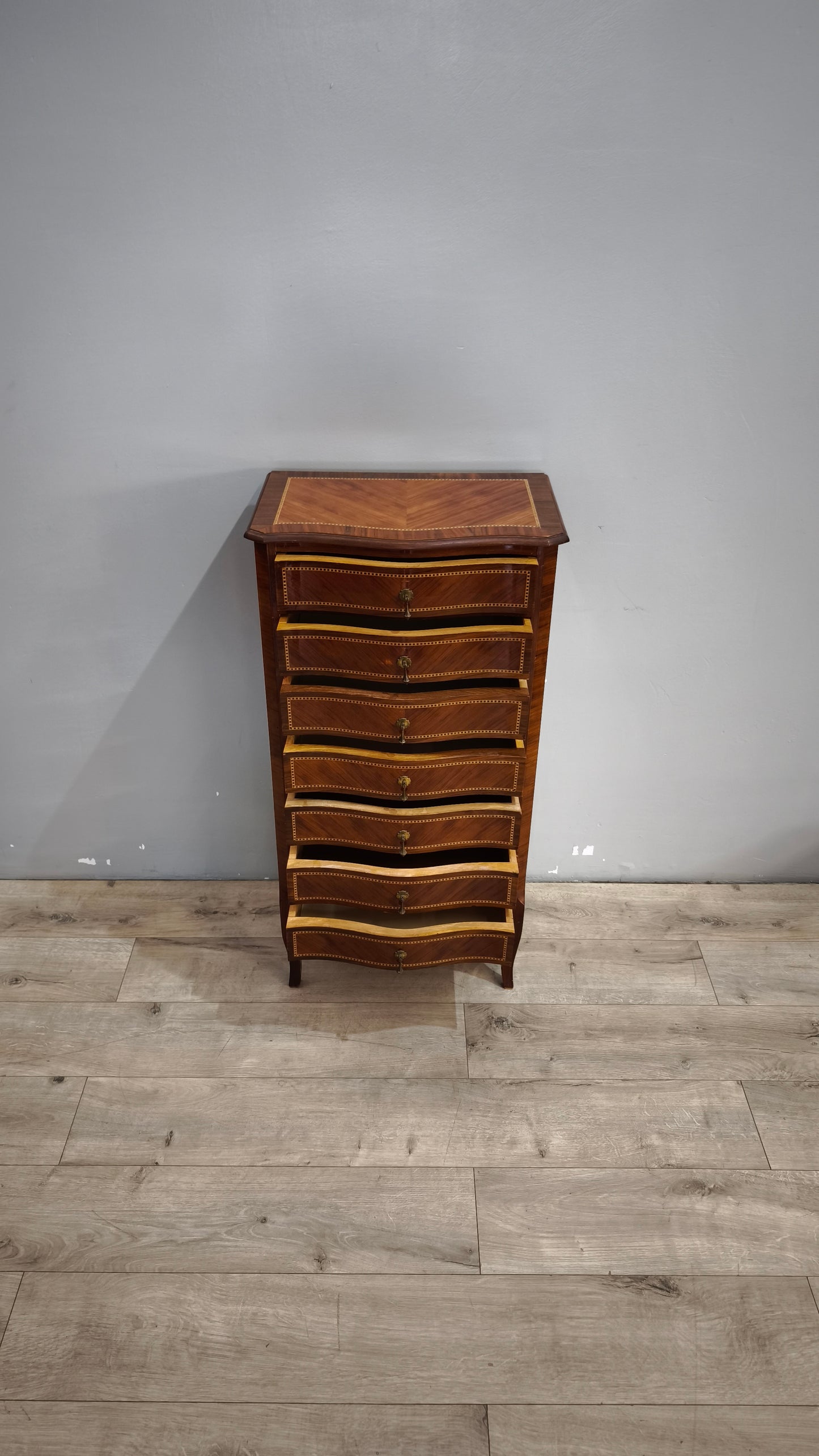 90305 Piccolo settimino in legno intarsiato