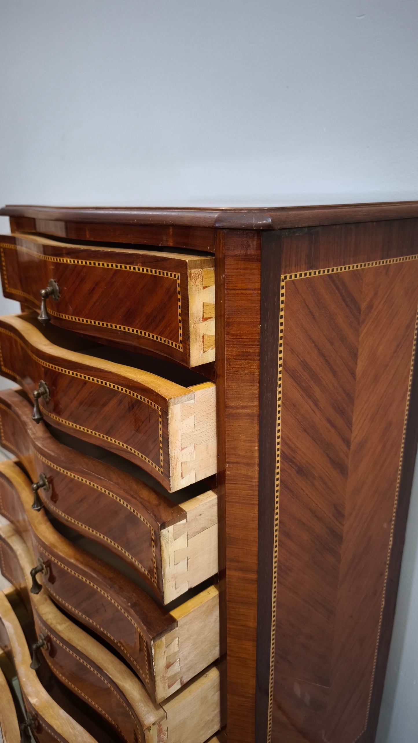 90305 Piccolo settimino in legno intarsiato