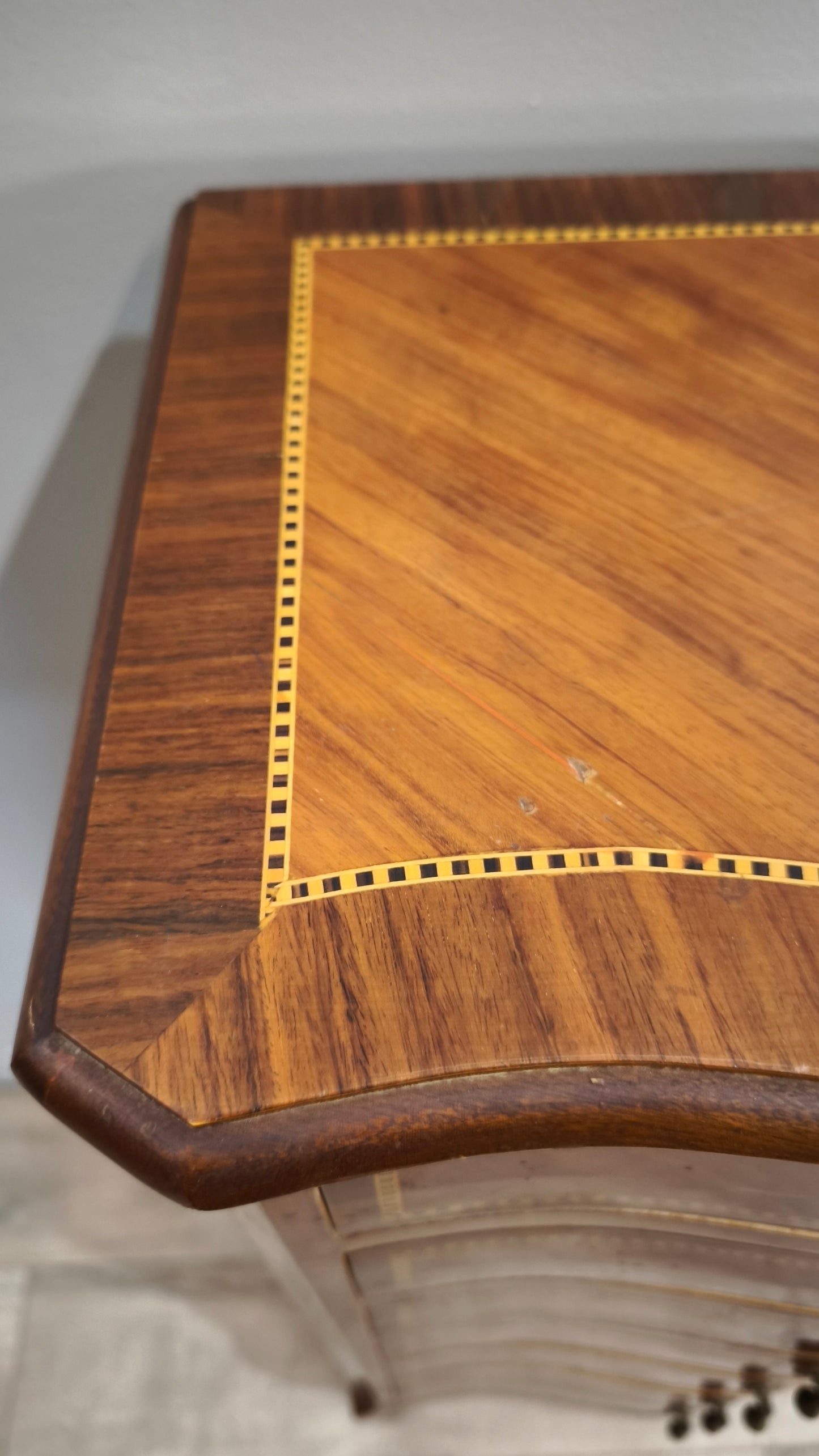 90305 Piccolo settimino in legno intarsiato