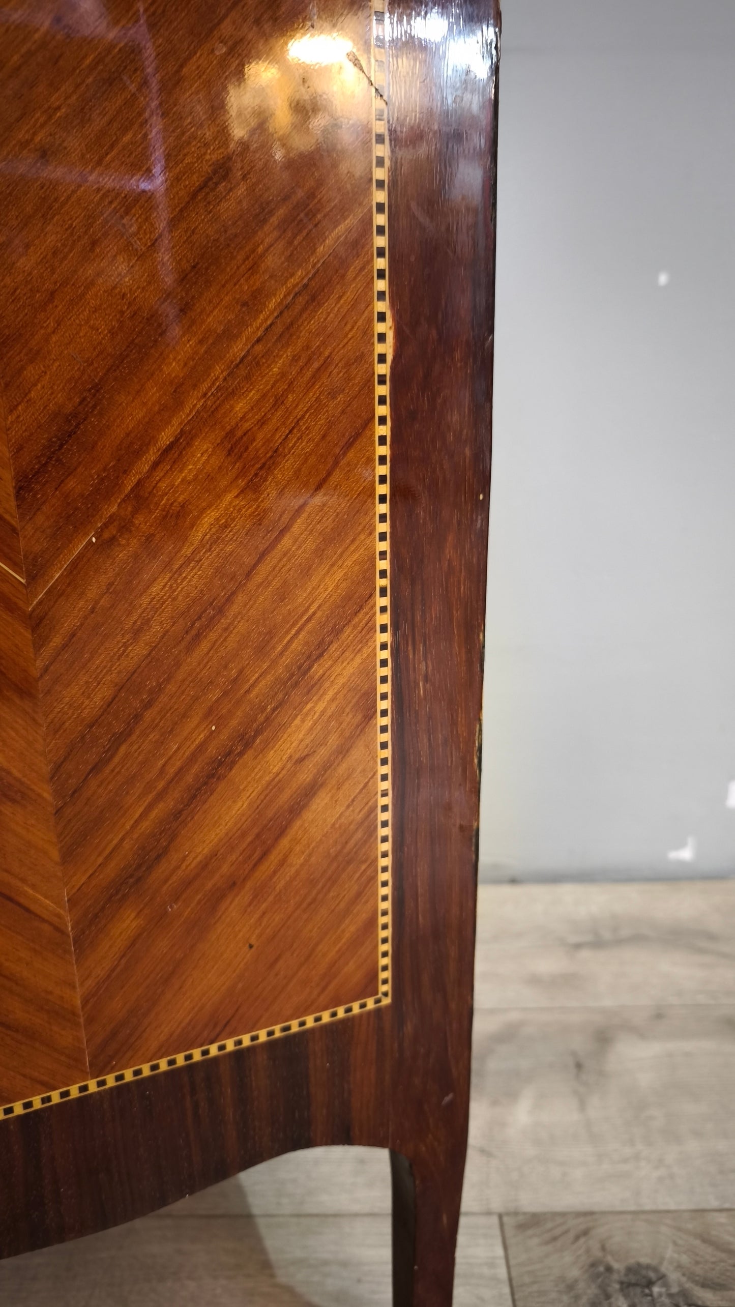 90305 Piccolo settimino in legno intarsiato