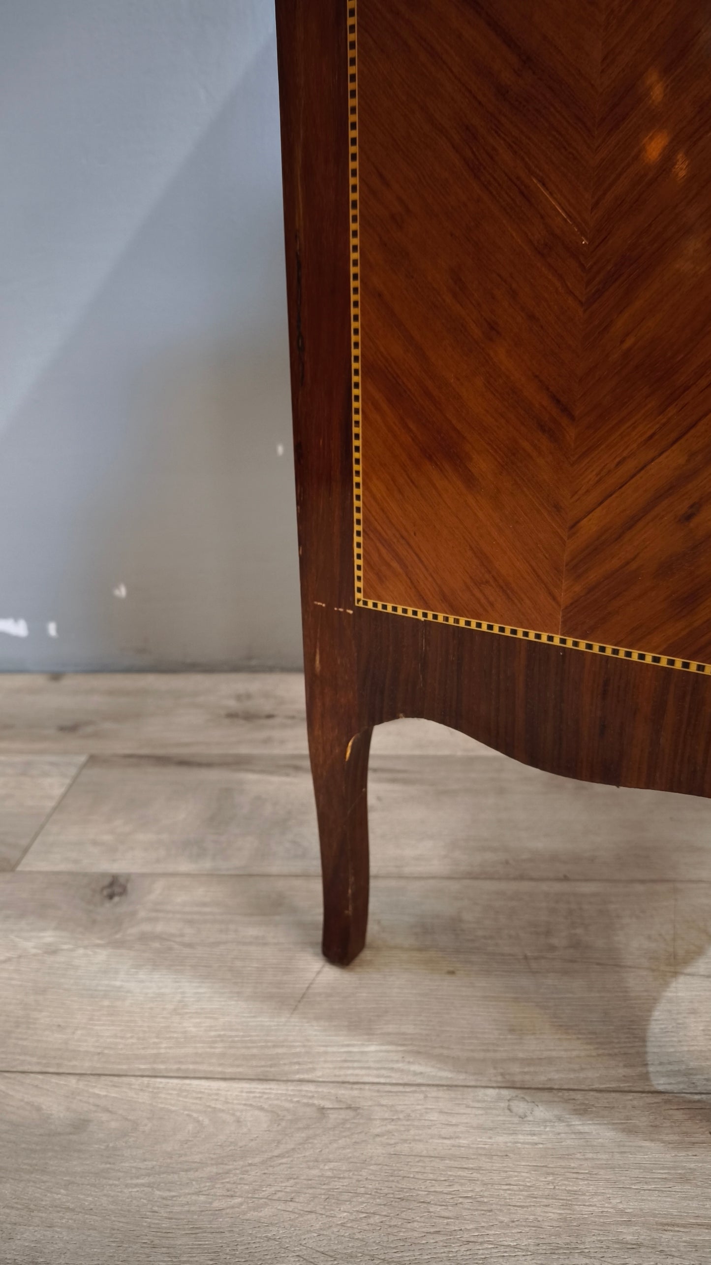 90305 Piccolo settimino in legno intarsiato