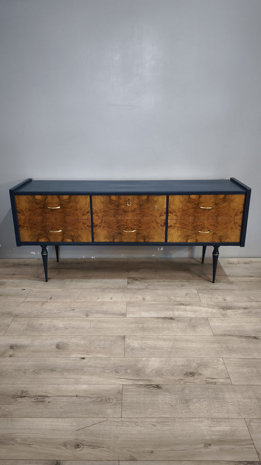 59 Sideboard in legno dipinto con cassetti in radica