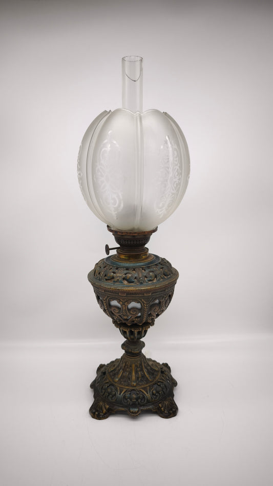 90362 Lampada ad olio con base in metallo lavorato