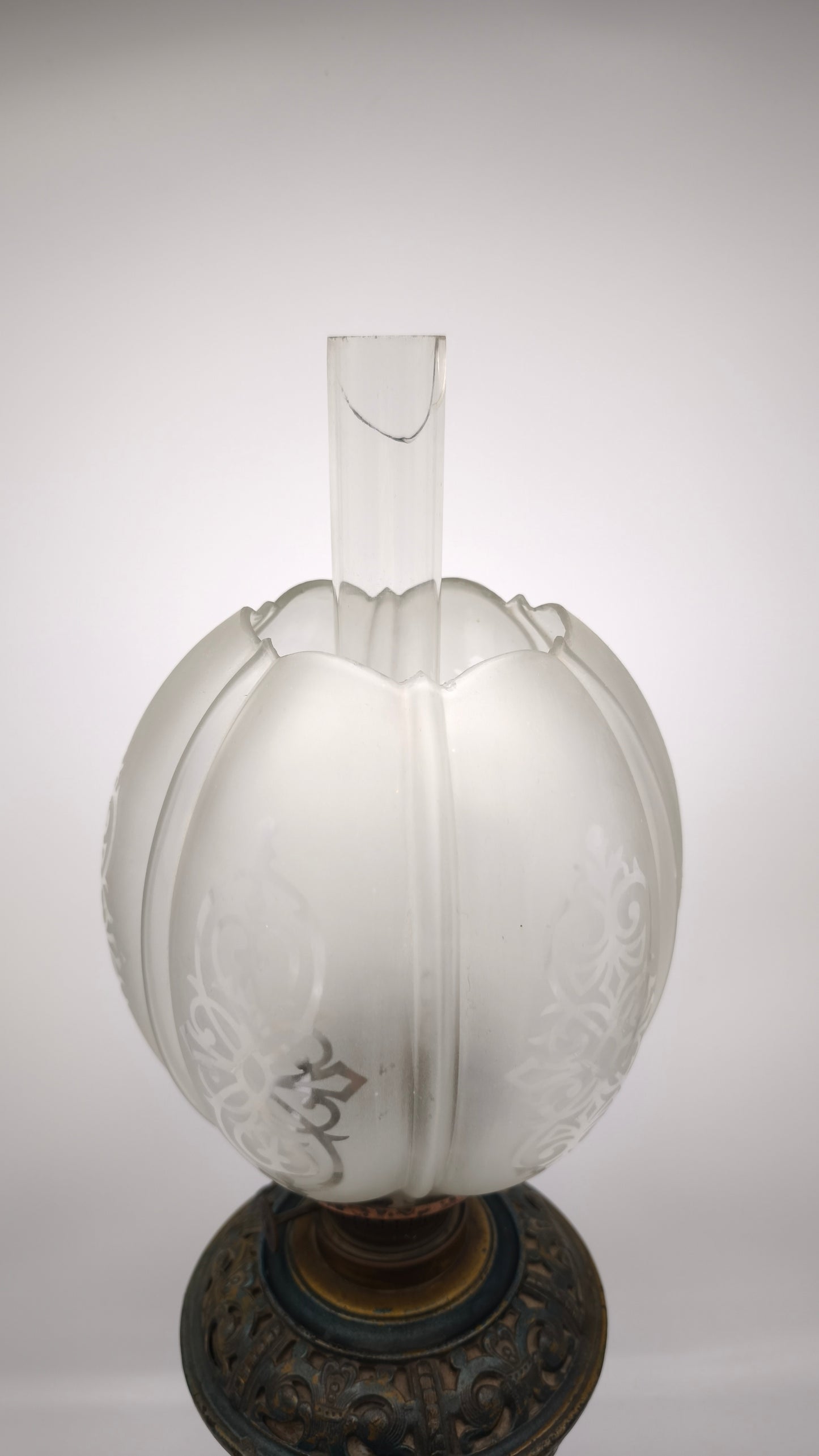 90362 Lampada ad olio con base in metallo lavorato