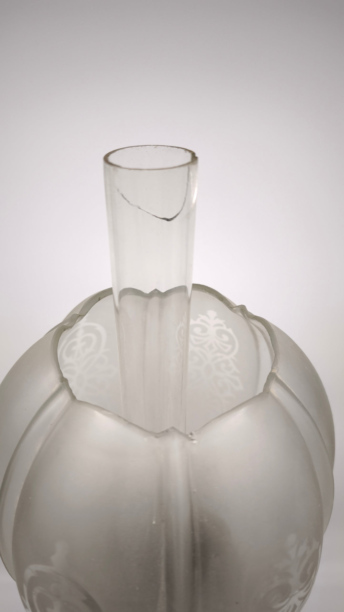 90362 Lampada ad olio con base in metallo lavorato