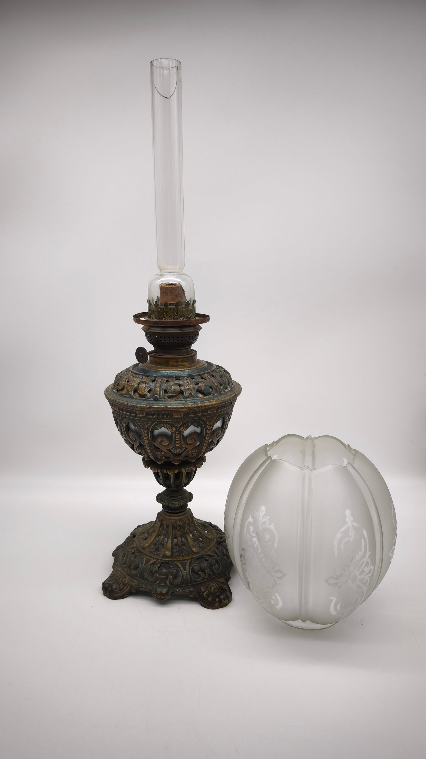 90362 Lampada ad olio con base in metallo lavorato
