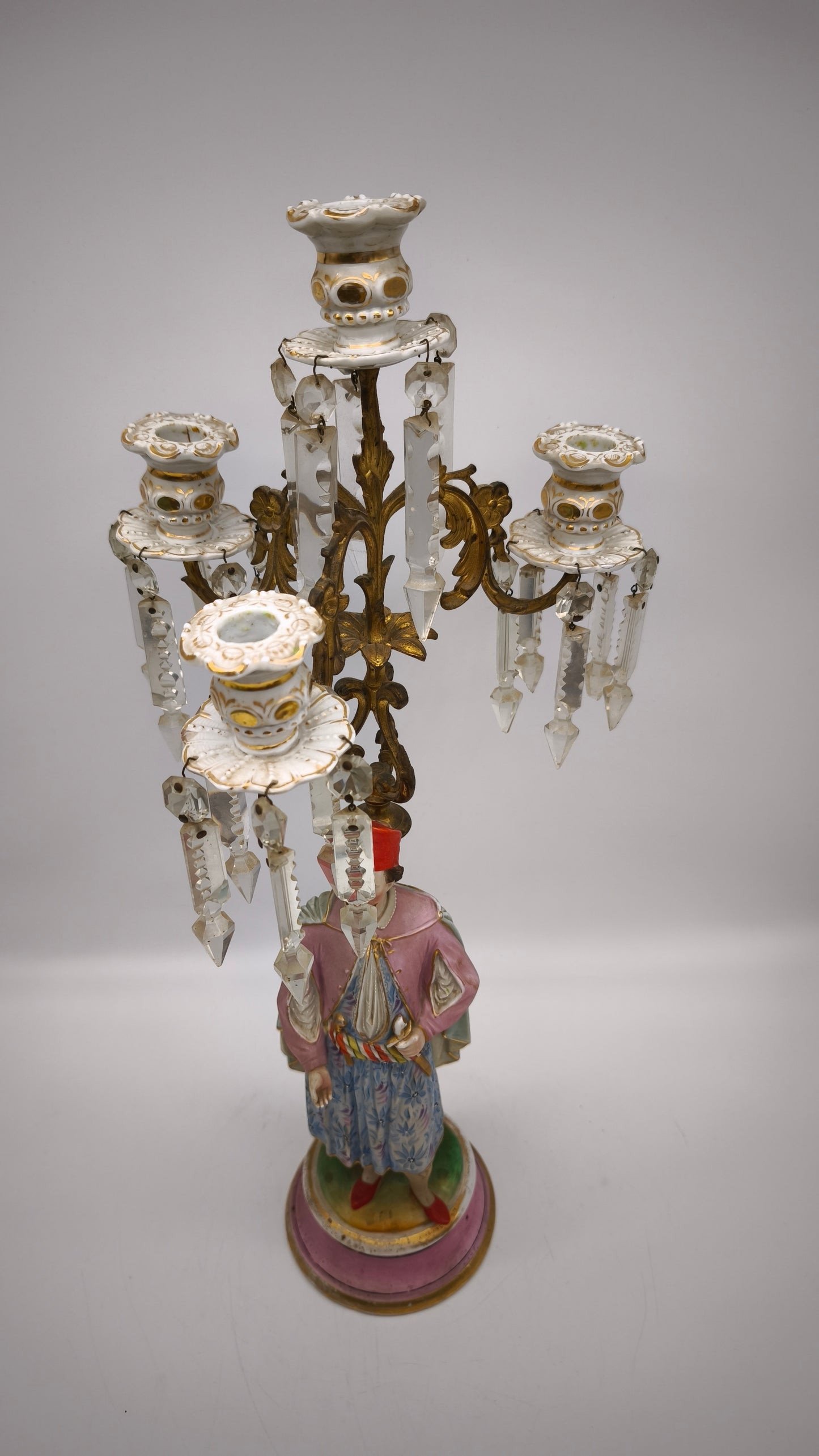 90336 Candelabro con statua in porcellana