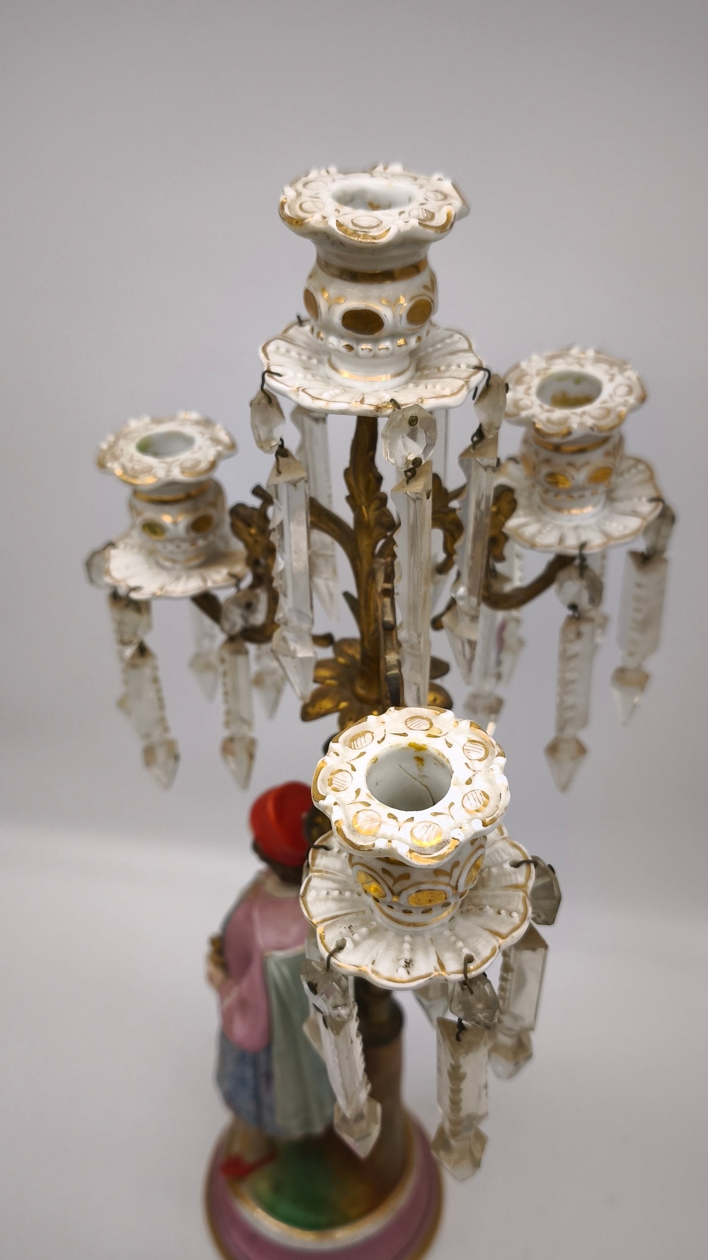 90336 Candelabro con statua in porcellana