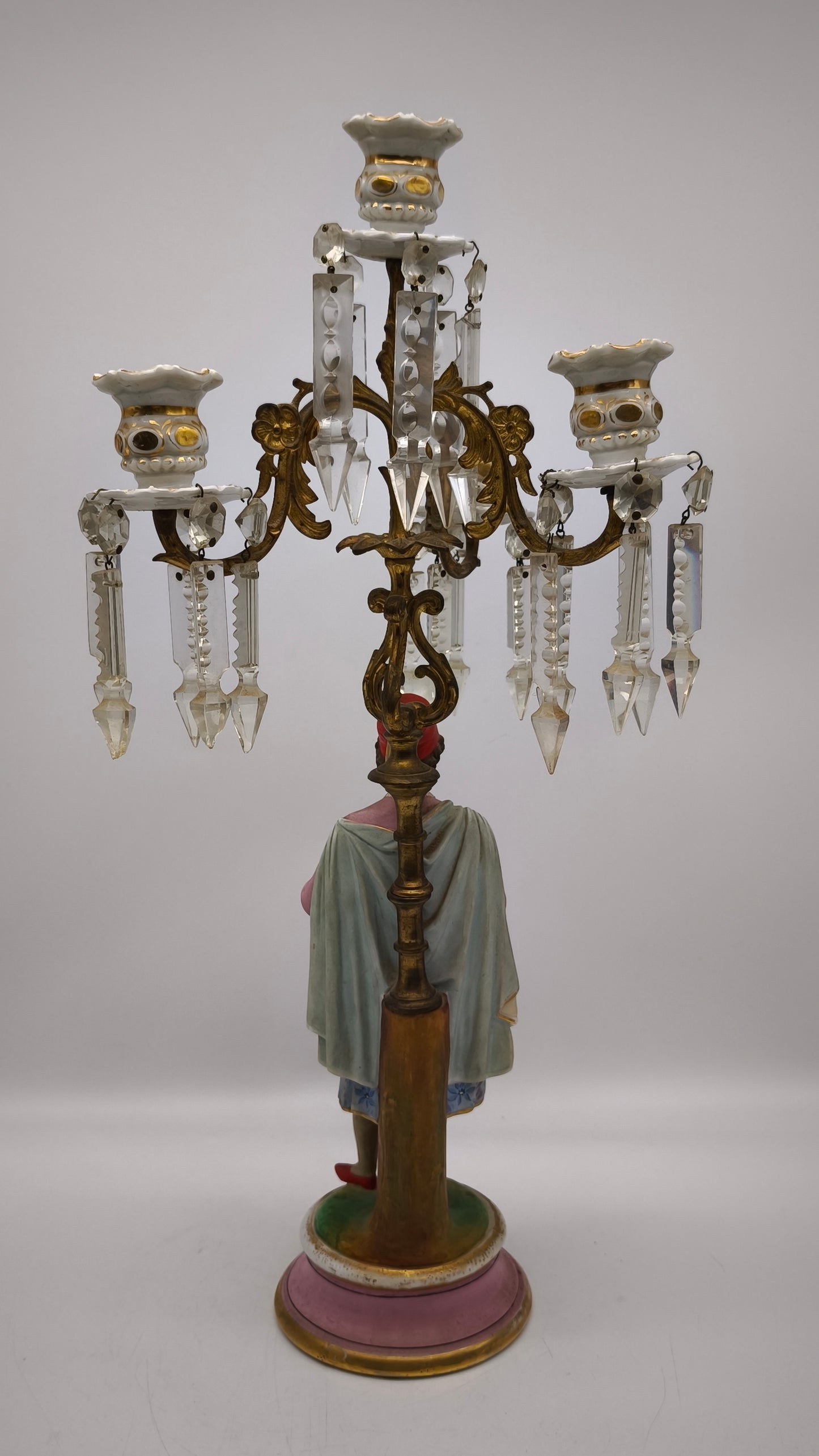 90336 Candelabro con statua in porcellana