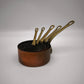90447 Set di 5 pentolini vintage in rame francese con manico in ottone, XX secolo