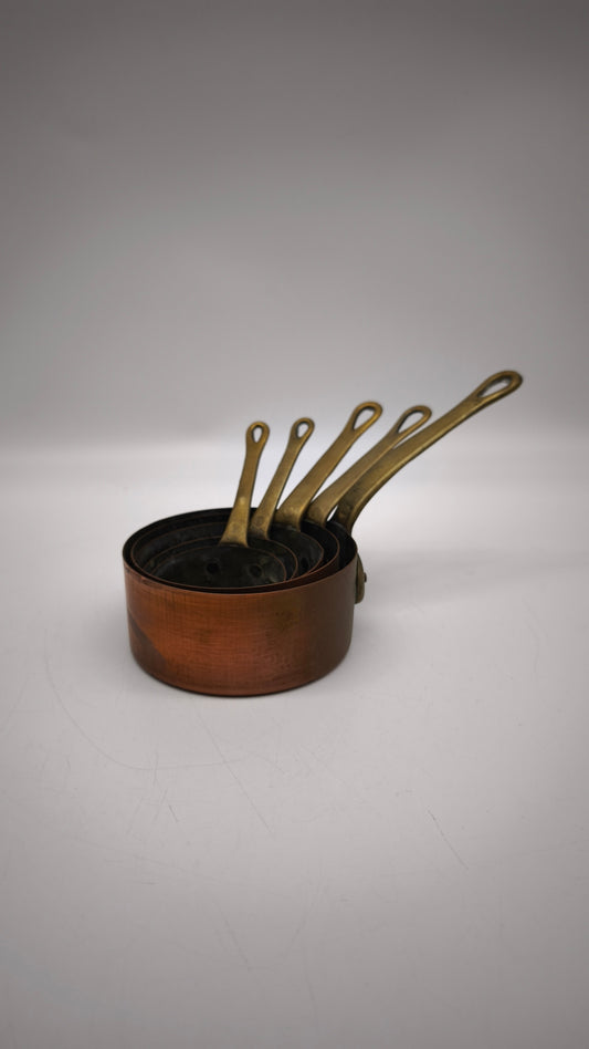 90447 Set di 5 pentolini vintage in rame francese con manico in ottone, XX secolo