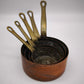90447 Set di 5 pentolini vintage in rame francese con manico in ottone, XX secolo