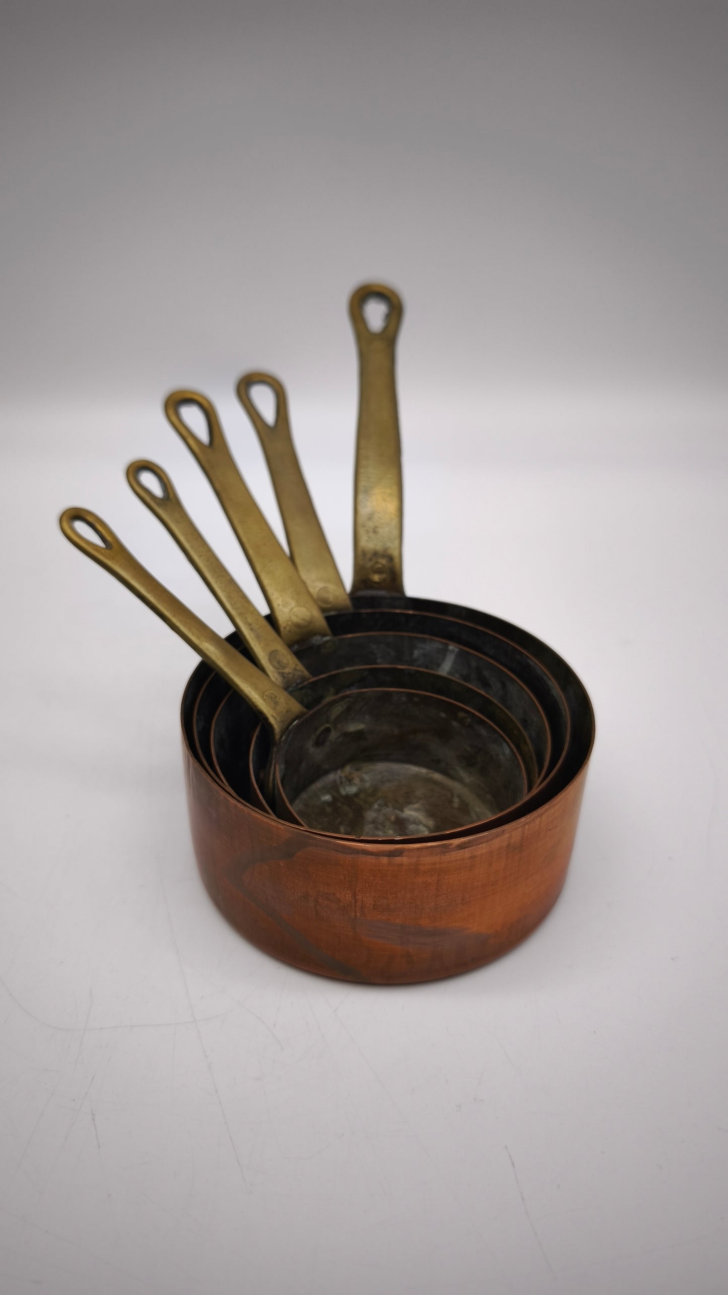 90447 Set di 5 pentolini vintage in rame francese con manico in ottone, XX secolo
