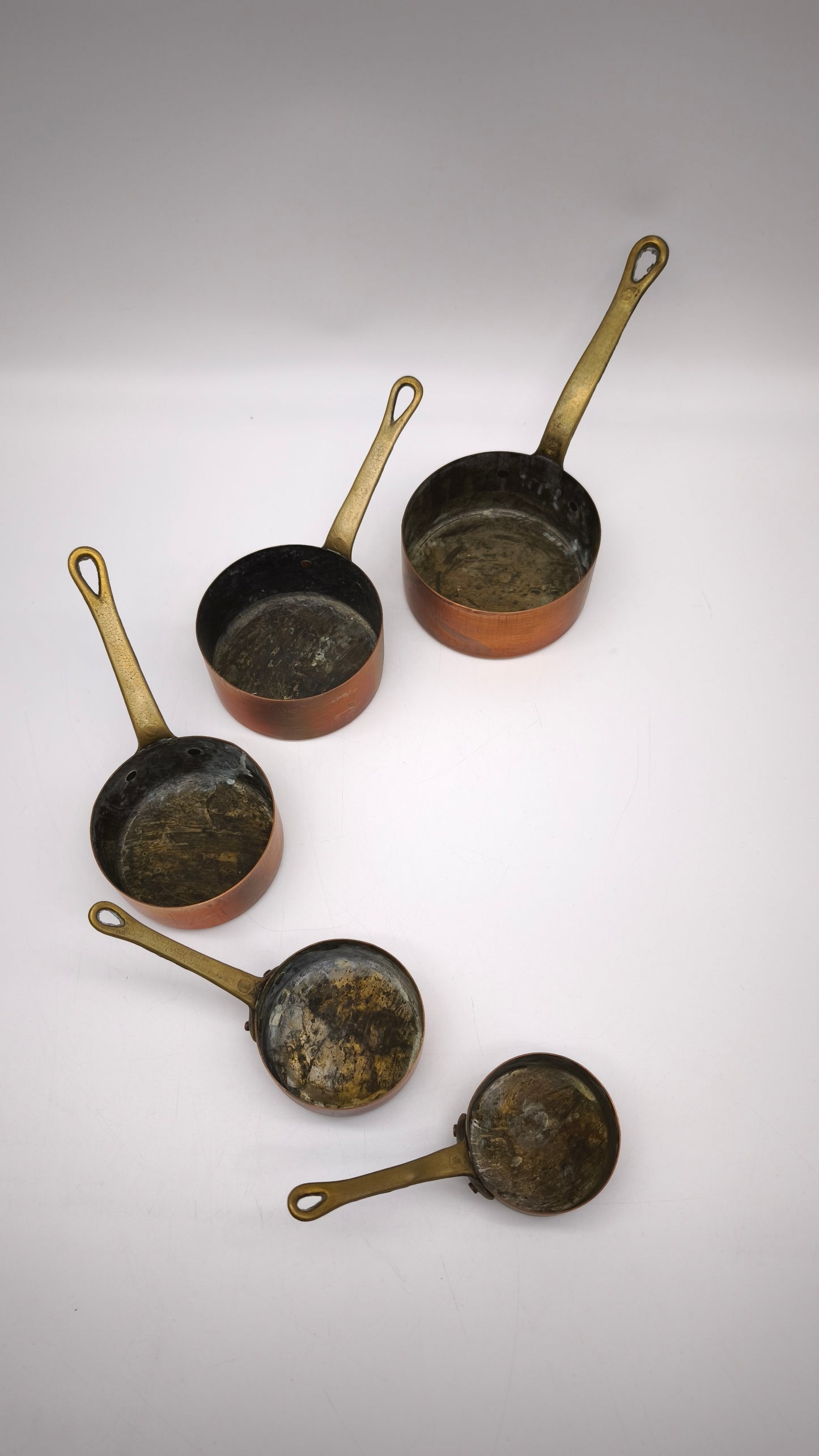 90447 Set di 5 pentolini vintage in rame francese con manico in ottone, XX secolo