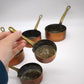 90447 Set di 5 pentolini vintage in rame francese con manico in ottone, XX secolo