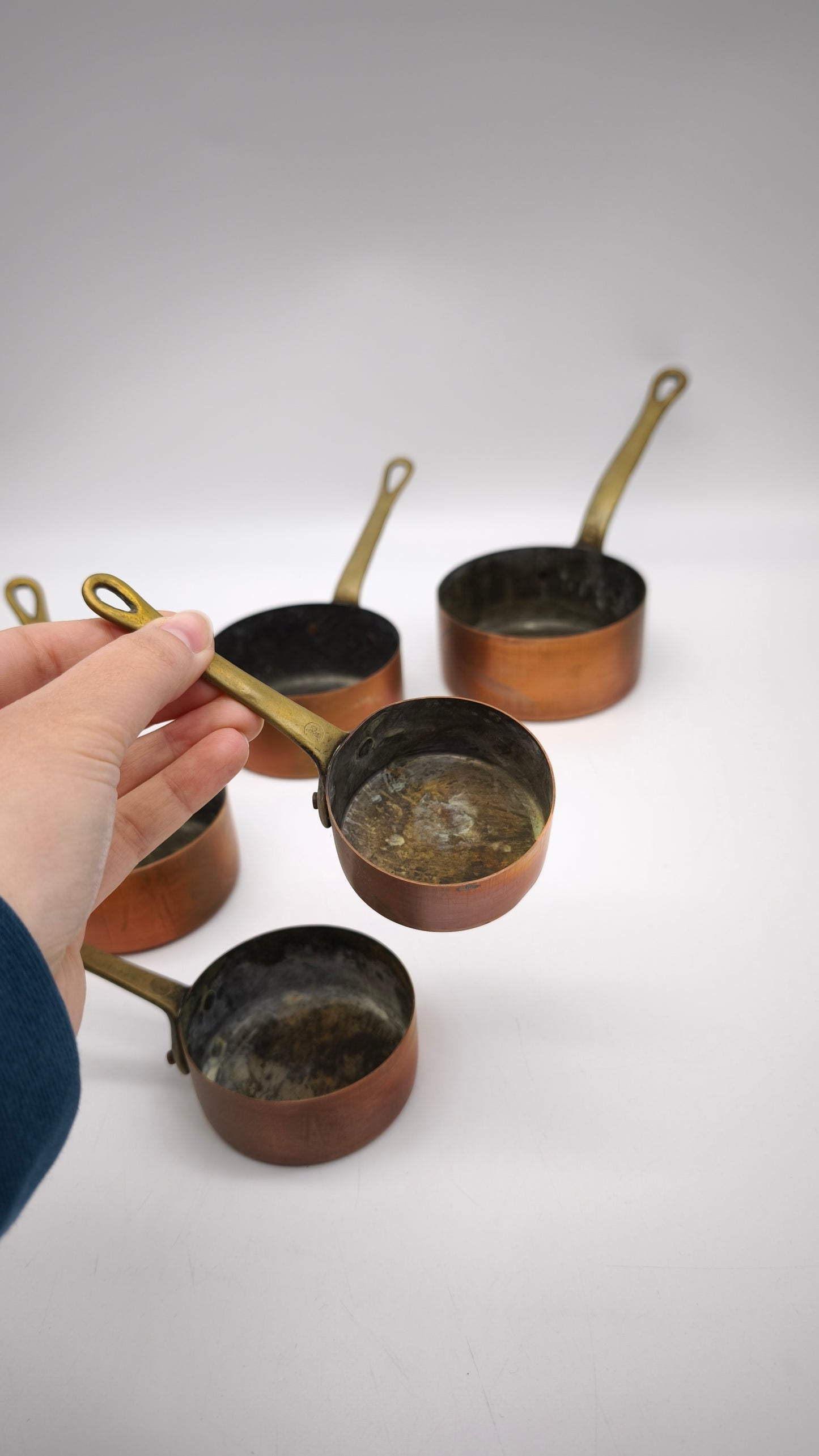 90447 Set di 5 pentolini vintage in rame francese con manico in ottone, XX secolo