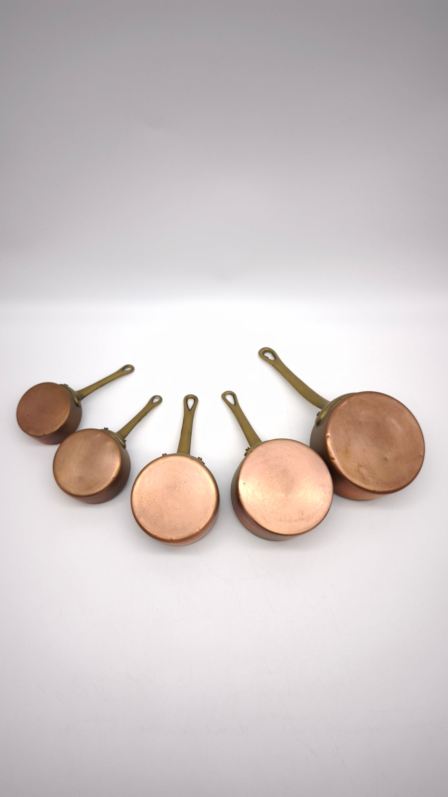 90447 Set di 5 pentolini vintage in rame francese con manico in ottone, XX secolo