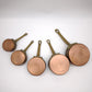 90447 Set di 5 pentolini vintage in rame francese con manico in ottone, XX secolo
